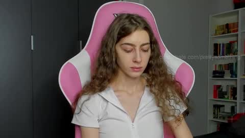 Snapshot of prettysomething chatting on 09/18/25, 05:53 Sophie next stream will be at Monday i will wait you guys online show from 09/18/25, 05:53