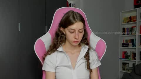 Snapshot of prettysomething chatting on 09/23/25, 03:04 Sophie next stream will be at Monday i will wait you guys online show from 09/23/25, 03:04