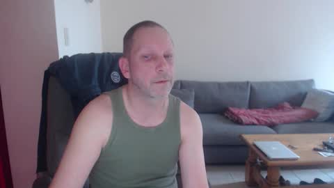 Snapshot of ptitmec chatting on 10/19/25, 08:26 topher online show from 10/19/25, 08:26