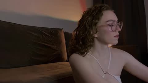 Snapshot of purity_ring chatting on 02/19/25, 01:29 Marie online show from 02/19/25, 01:29