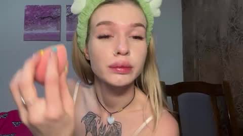 Snapshot of pussymoneywet chatting on 09/21/25, 04:19 Lina online show from 09/21/25, 04:19