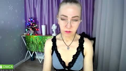 Snapshot of queen_a_n_i chatting on 12/14/24, 12:55 A N I Ill be here on December 1st online show from 12/14/24, 12:55