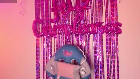 Snapshot of queen_perla_ chatting on 10/18/25, 12:17 online show from 10/18/25, 12:17