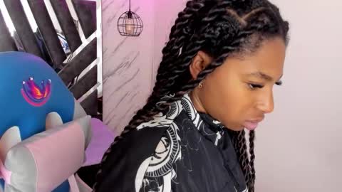 Snapshot of queen_perla_ chatting on 10/25/25, 12:13 online show from 10/25/25, 12:13