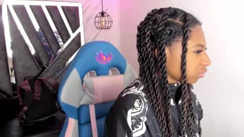 Snapshot of queen_perla_ chatting on 10/26/25, 12:00 online show from 10/26/25, 12:00