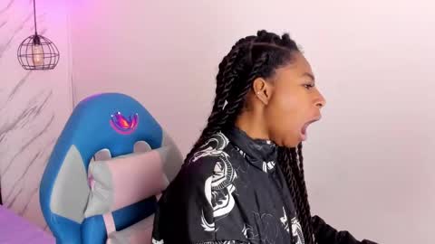 Snapshot of queen_perla_ chatting on 11/11/25, 11:21 online show from 11/11/25, 11:21