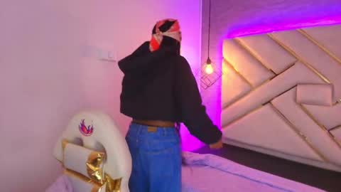 Snapshot of queen_perla_ chatting on 11/17/25, 11:27 online show from 11/17/25, 11:27