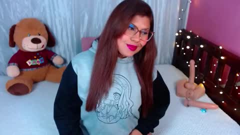 Snapshot of queenamazon_ chatting on 09/15/25, 05:29 Queenamazon online show from 09/15/25, 05:29