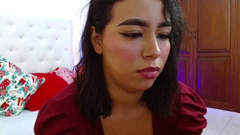 Snapshot of queenie_star chatting on 12/19/24, 09:38 Maria Del Mar online show from 12/19/24, 09:38