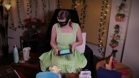 Snapshot of quinnrmonroe chatting on 12/22/24, 04:27 QuinnMonroe online show from 12/22/24, 04:27