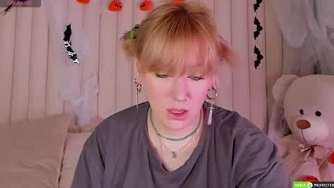 Snapshot of rachelcaart chatting on 10/22/25, 03:07 Ray online show from 10/22/25, 03:07