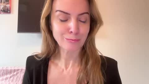 Snapshot of rachelldelicious chatting on 02/07/25, 01:22 Rachel online show from 02/07/25, 01:22