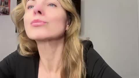 Snapshot of rachelldelicious chatting on 02/09/25, 07:09 Rachel online show from 02/09/25, 07:09