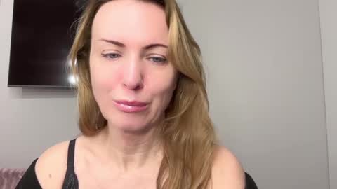 Snapshot of rachelldelicious chatting on 02/15/25, 06:12 Rachel online show from 02/15/25, 06:12