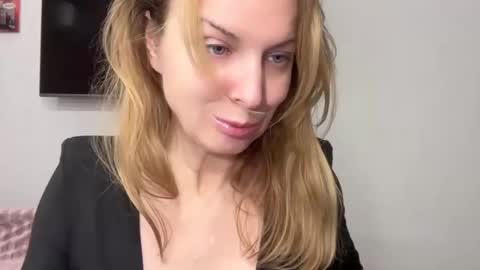 Snapshot of rachelldelicious chatting on 02/19/25, 09:36 Rachel online show from 02/19/25, 09:36
