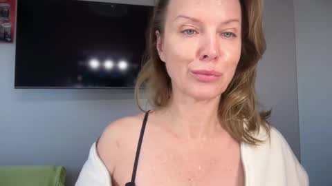 Snapshot of rachelldelicious chatting on 10/01/25, 12:11 Rachel online show from 10/01/25, 12:11