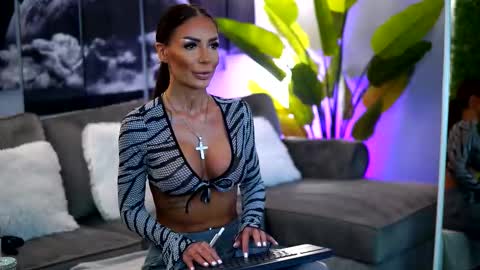 Raquelle online show from 10/08/25, 08:56