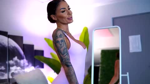 Raquelle online show from 10/26/25, 09:26