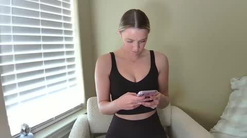 Snapshot of raybabexx chatting on 10/24/25, 09:11 RayBabe online show from 10/24/25, 09:11