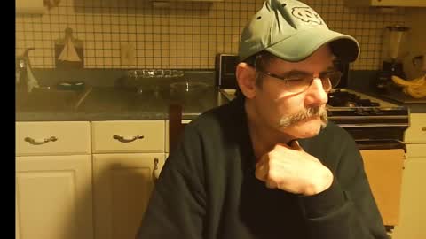 Snapshot of raylene4u2 chatting on 02/11/25, 08:48 Ray online show from 02/11/25, 08:48