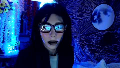Snapshot of raziel_haze chatting on 01/01/25, 04:50 Yrriel Strife Candy-Demon Caveboy mr. Cringe online show from 01/01/25, 04:50
