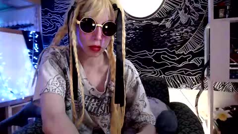 Snapshot of raziel_haze chatting on 02/24/25, 08:27 Yrriel Strife Candy-Demon Caveboy mr. Cringe online show from 02/24/25, 08:27
