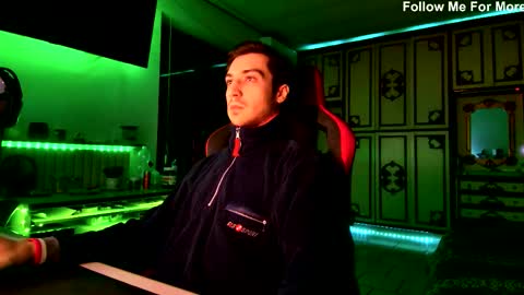 Snapshot of rcomi4 chatting on 11/13/25, 08:52 rcomi4 online show from 11/13/25, 08:52