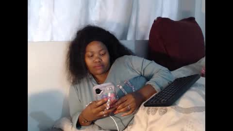 Snapshot of realsweetheart chatting on 10/18/25, 06:48 REAL1SWEETHEART online show from 10/18/25, 06:48
