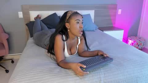 Snapshot of rebeca_cortez1 chatting on 09/29/25, 08:35 I invite you to my birthday on November 3th online show from 09/29/25, 08:35