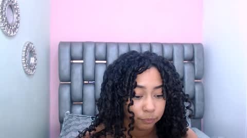 Snapshot of rebecca_mils chatting on 02/02/25, 05:48 R E B E C A online show from 02/02/25, 05:48