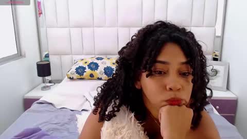 Snapshot of rebecca_mils chatting on 02/26/25, 05:17 R E B E C A online show from 02/26/25, 05:17