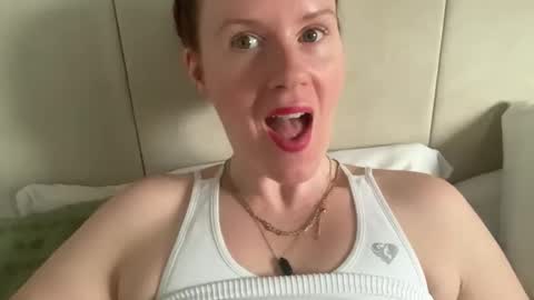 Snapshot of red_head_rosie_69 chatting on 10/31/25, 08:04 Rosie online show from 10/31/25, 08:04