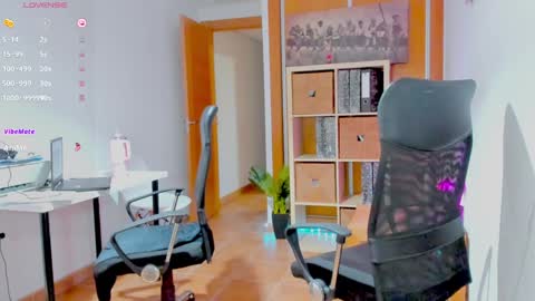 Snapshot of redskyxxx_ chatting on 12/10/24, 11:11 Sofia online show from 12/10/24, 11:11