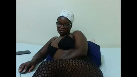 Snapshot of reem_wonder chatting on 12/21/24, 05:14 Reem online show from 12/21/24, 05:14