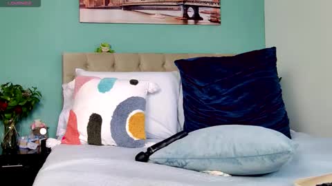 Yanella online show from 10/30/25, 05:35