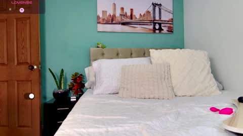 Yanella online show from 11/28/25, 02:42