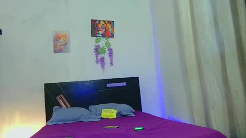 Snapshot of reina_paola chatting on 10/28/25, 01:14 paola online show from 10/28/25, 01:14