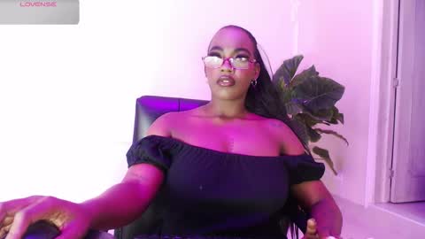 Snapshot of reinamiah chatting on 11/02/25, 03:53 Miah online show from 11/02/25, 03:53