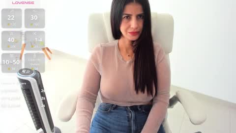 Snapshot of renata_t_ chatting on 03/05/25, 06:23 RENATA online show from 03/05/25, 06:23