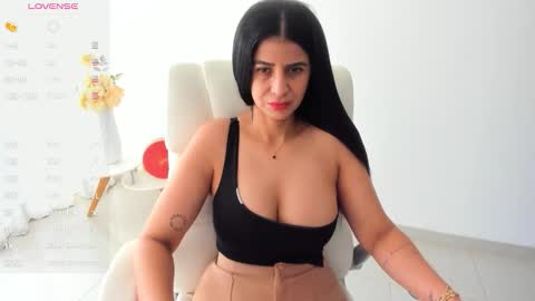Snapshot of renata_t_ chatting on 10/06/25, 04:59 RENATA online show from 10/06/25, 04:59