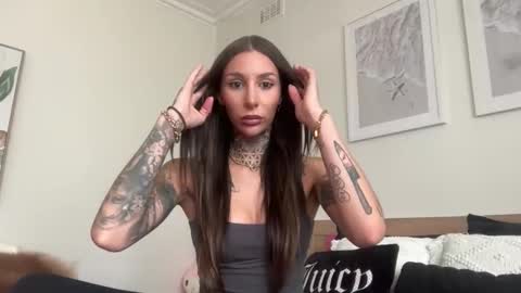 Snapshot of reneeafterdark chatting on 10/23/25, 02:33 Renee x online show from 10/23/25, 02:33