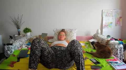 Snapshot of richlucky555 chatting on 10/10/25, 12:04 Anna - not anna - right Anna online show from 10/10/25, 12:04