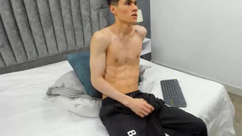 Snapshot of roan_birkin chatting on 02/19/25, 01:40 Roan Birkin online show from 02/19/25, 01:40