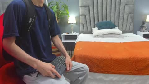 Snapshot of roan_birkin chatting on 02/21/25, 02:50 Roan Birkin online show from 02/21/25, 02:50