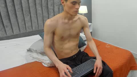 Snapshot of roan_birkin chatting on 02/23/25, 10:31 Roan Birkin online show from 02/23/25, 10:31