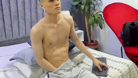 Snapshot of roan_birkin chatting on 03/06/25, 10:36 Roan Birkin online show from 03/06/25, 10:36