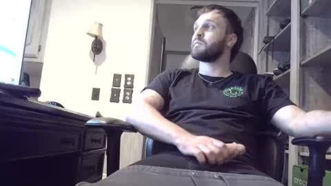 Snapshot of roofguy11 chatting on 11/16/25, 04:51 roofguy11 online show from 11/16/25, 04:51