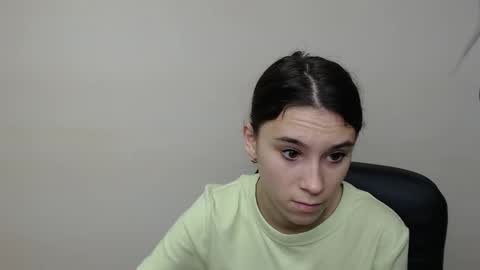 Snapshot of rosalais_ chatting on 09/17/25, 06:26 Rose online show from 09/17/25, 06:26