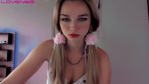 Snapshot of rose__luck chatting on 09/15/25, 10:59 rose__luck online show from 09/15/25, 10:59