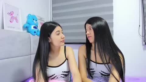 Snapshot of roseandmiah chatting on 10/15/25, 03:50 Rose y Miah online show from 10/15/25, 03:50